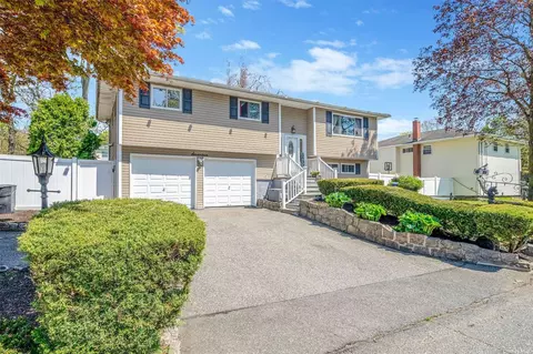 17 Lantern St, Huntington, NY 11743