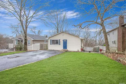 12 Falcon Ct, Farmingville, NY 11738