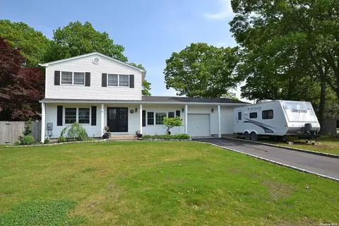 78 Westbridge Dr, Holbrook, NY 11741