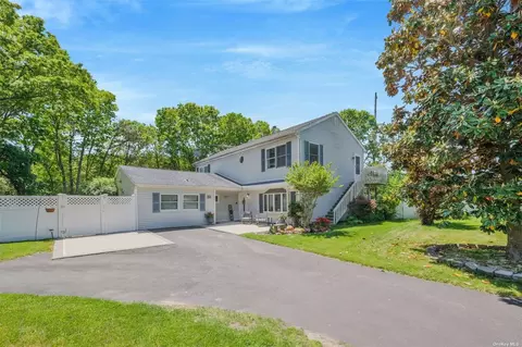30 Lakeside Dr, Ronkonkoma, NY 11779