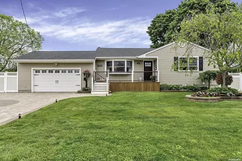 919 5th St, West Babylon, NY 11704