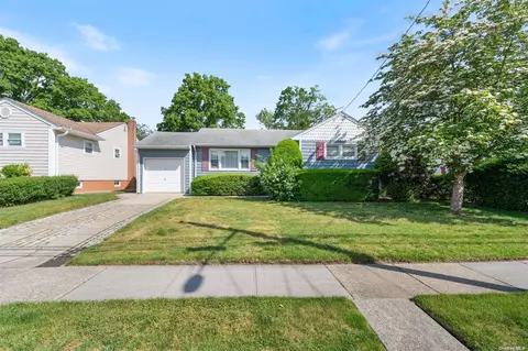 1241 Pembroke St, Uniondale, NY 11553