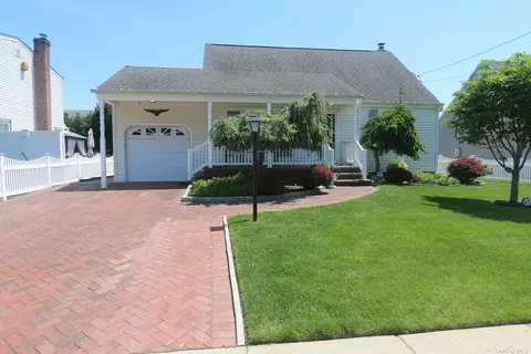 82 Midwood Ave, Farmingdale, NY 11735