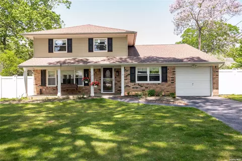 11 Sussex Ln, Lake Grove, NY 11755