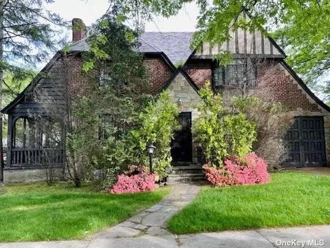 39 North Dr, Malba, NY 11357