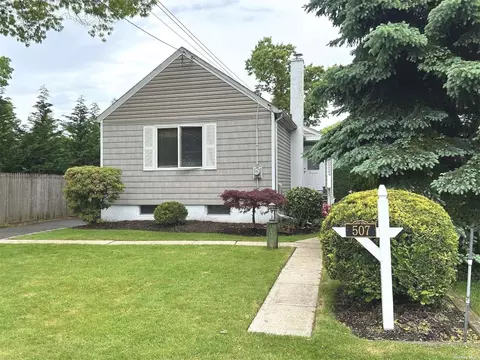 507 Oak Neck Rd, West Islip, NY 11795