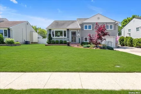 3682 Regent Ln, Wantagh, NY 11793