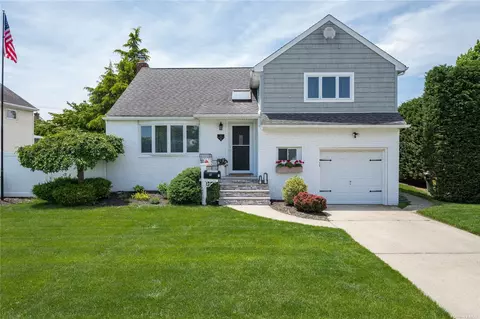 17 Wood Ave, Massapequa, NY 11758