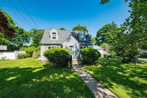237 Lincoln Ave, Saint James, NY 11780