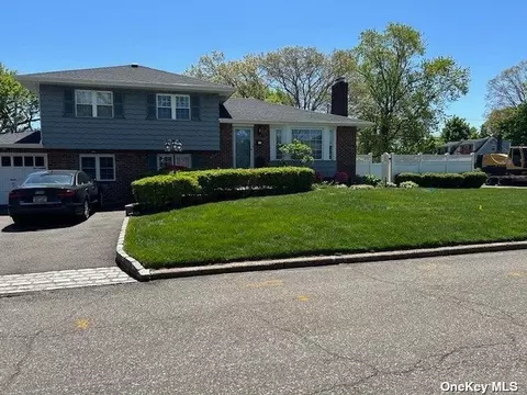 14 Goldfield St, Melville, NY 11747