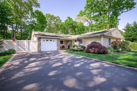 7 Woodridge Ln, Coram, NY 11727