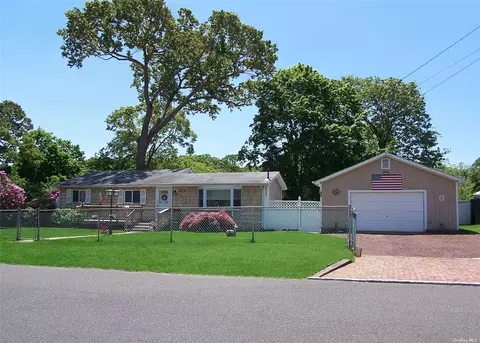 102 Argyle Ave, Selden, NY 11784