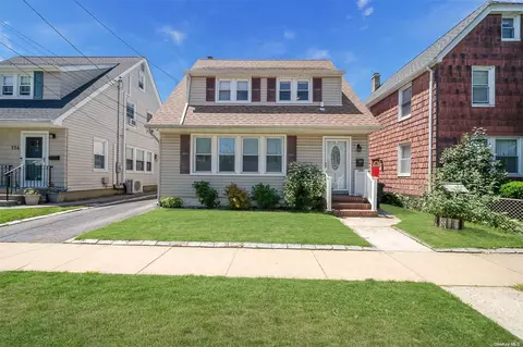 138 Park Ave, Williston Park, NY 11596