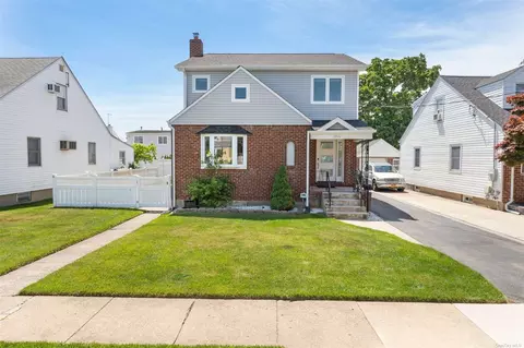 255 Frank Ave, Mineola, NY 11501