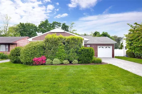 90 Hemlock Dr, Farmingdale, NY 11735
