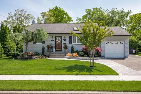2280 Locust St, Merrick, NY 11566