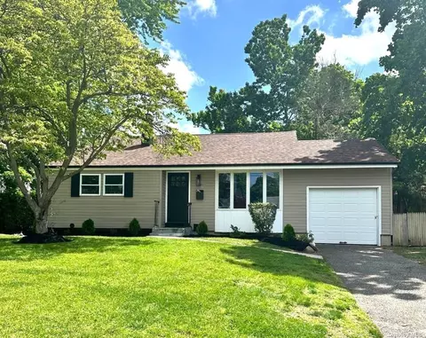 3105 Watch Hill Ave, Medford, NY 11763