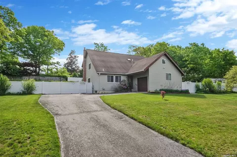 5 Ferrick Ave, Medford, NY 11763