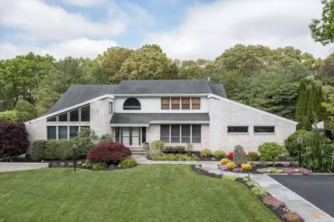 24 Greenwood Ln, Woodbury, NY 11797