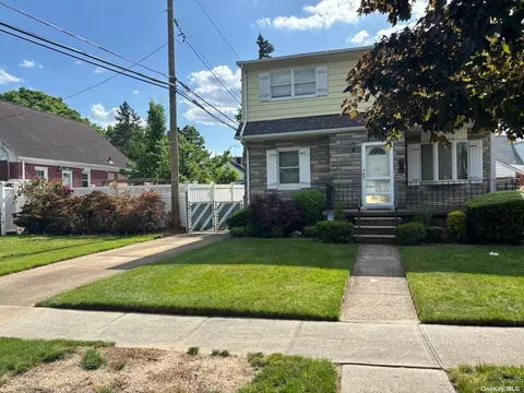 31 Garden Ct, New Hyde Park, NY 11040