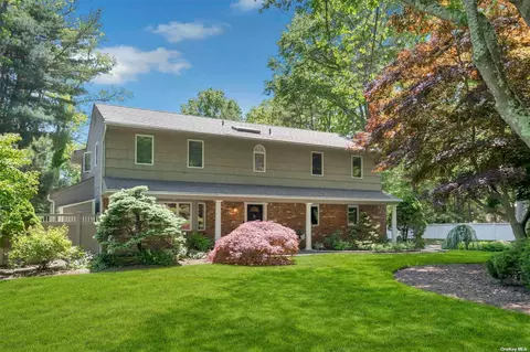 18 Randolph Dr, Dix Hills, NY 11746