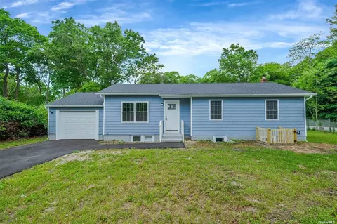 98 Hawthorne St, Mastic, NY 11950
