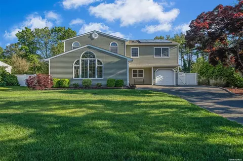 309 W Blue Point Rd, Holtsville, NY 11742