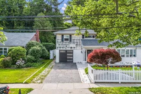 34 Newport Dr, Hewlett, NY 11557