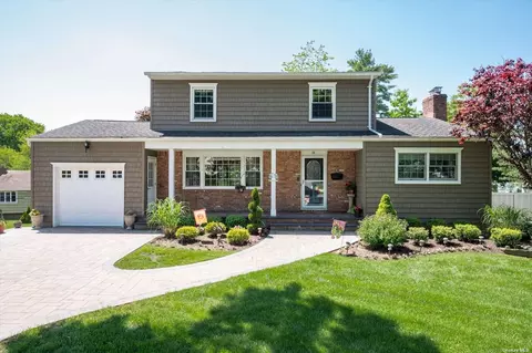 14 Adrienne Ct, Farmingdale, NY 11735