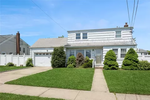 109 Pratt St, West Babylon, NY 11704