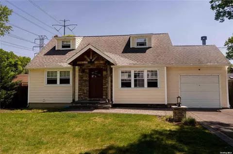 73 Geery Ave, Holbrook, NY 11741