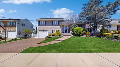22 Jomarr Pl, Massapequa, NY 11758