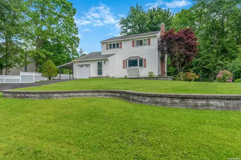 19 Flicker Dr, Middle Island, NY 11953
