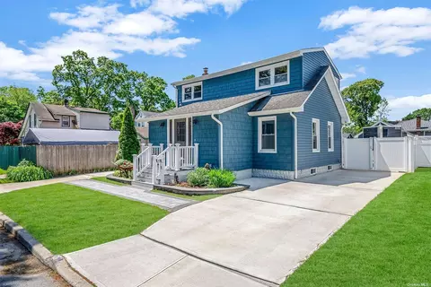 11 Sherman St, Merrick, NY 11566