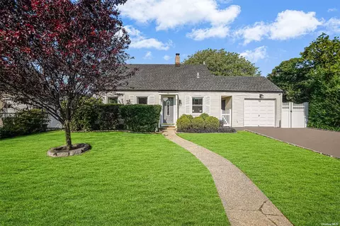 36 Anchor Ln, Levittown, NY 11756