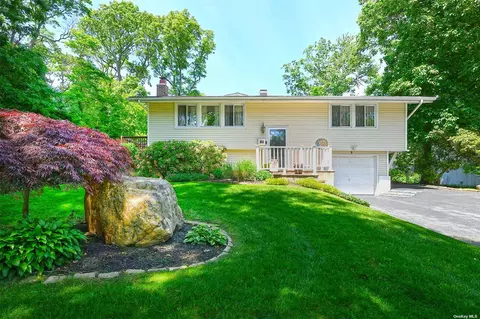 5 Redleaf Ln, Commack, NY 11725