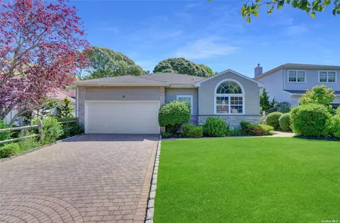 31 Hamlet Dr, Hauppauge, NY 11788