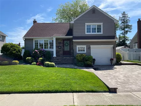 4 Oxford Ave, Massapequa, NY 11758