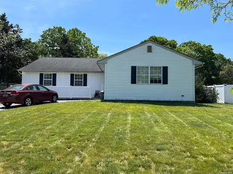39 Sundown Dr, Bellport, NY 11713