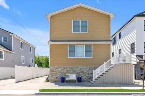 21 Deal Rd, Island Park, NY 11558