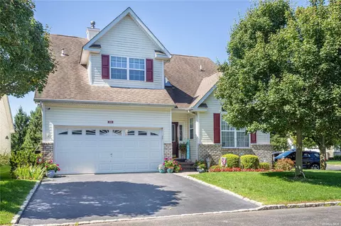 30 Constantine Way #30, Mount Sinai, NY 11766