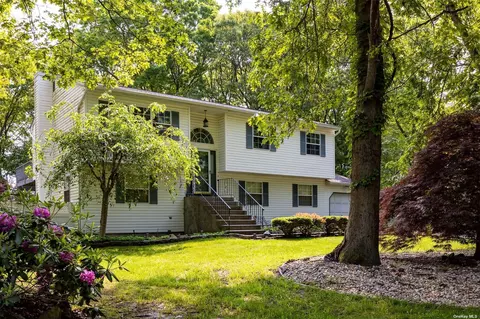 17 Eastbourne Cres, Patchogue, NY 11772