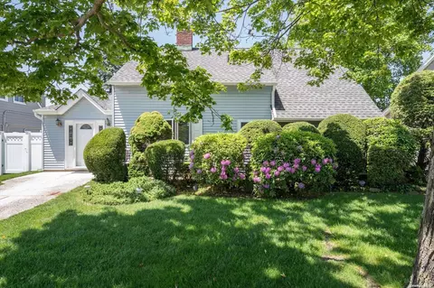 25 Skylark Ln, Levittown, NY 11756