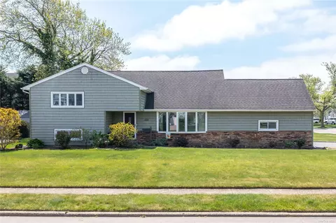 50 Overlea St N, Massapequa Park, NY 11762