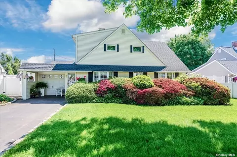 87 Cherry Ln, Hicksville, NY 11801