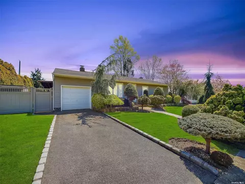 164 Gardner Ave, Hicksville, NY 11801