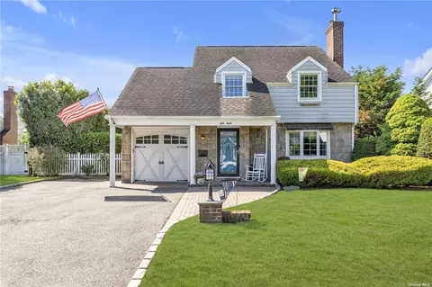 58 Lexington St, Westbury, NY 11590