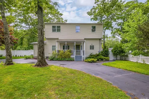 3 Loretta Ct, Coram, NY 11727
