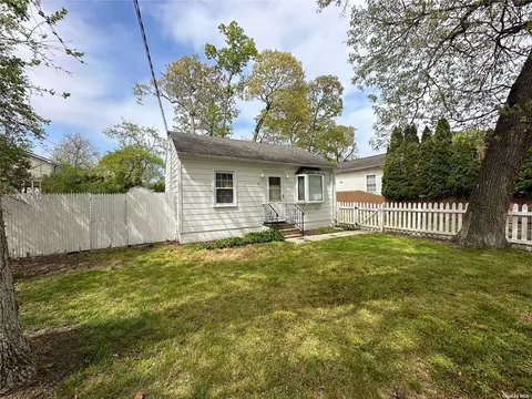 71 Lafayette Ave, Lake Grove, NY 11755