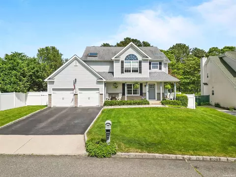 14 Shady View Xing, Manorville, NY 11949